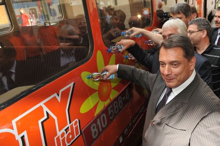 Jiří Paroubek s kolegy křtili vlak vodou místo šampaňským.