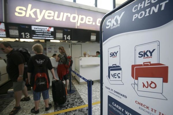 Místo z Vídně musejí cestující SkyEurope odlétat z Bratislavy.