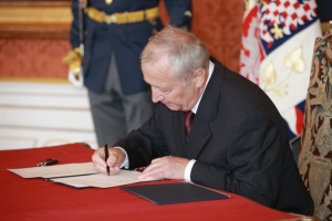 Ministr financ&iacute; Eduard Janota při jmenov&aacute;n&iacute; na Hradě.
