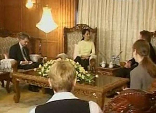 Senátor Webb hovoří se Su Ťij (záběr z videa).