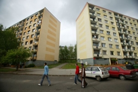 Skupinka vykr&aacute;dala byty zřejmě přes otevřen&eacute; okenn&iacute; větračky.