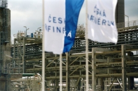 Česk&aacute; rafin&eacute;rsk&aacute; provozuje dvě největ&scaron;&iacute; rafinerie ropy v Česku.