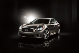 Dynamick&eacute; tvary nov&eacute;ho Infiniti řady M se inspirovaly studi&iacute; Essence, představen&eacute; na leto&scaron;n&iacute;m ženevsk&eacute;m autosalonu.