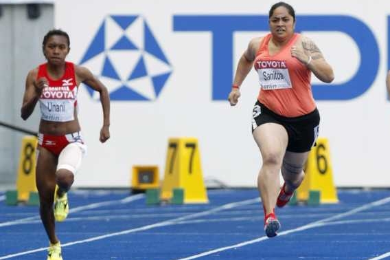 Savannah Sanitoaová (uprostřed) z Americké Samoy v rozběhu na 100 m.