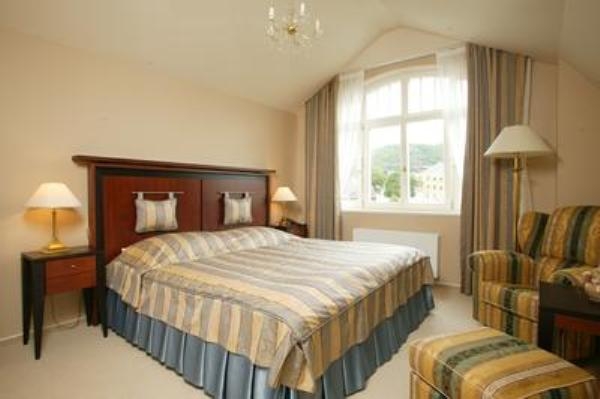 V českých hotelích a jiných ubytovacích zařízeních přespalo méně lidí.