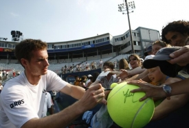 Tenista Andy Murray v obležen&iacute; fanou&scaron;ků.