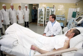 Těžce zraněn&eacute;ho ingu&scaron;sk&eacute;ho prezidenta Jevkurova nav&scaron;t&iacute;vil i Medveděv.
