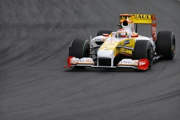 Monopost Renault se na okruhu ve Valencii objeví. Monopost Renault se na okruhu ve Valencii objeví.