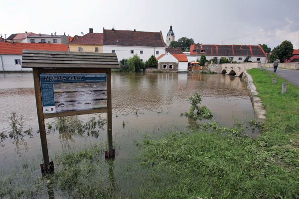 Na opravu obecního a krajského majetku dá vláda 3,6 miliard korun.