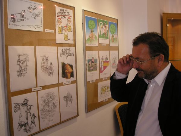 Ředitel festivalu Ladislav Jíša na vernisáži Gatronomických grotesek.