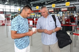 Roman &Scaron;ebrle na leti&scaron;ti s Robertem Změl&iacute;kem.