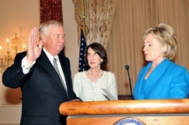 Louis Susman skládá přísahu před ministryní zahraničí Clintonovou.