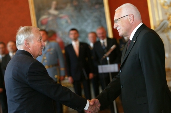 Prezident Klaus podepsal vládní novelu zákona o bankách. Prezident Klaus podepsal vládní novelu zákona o bankách.
