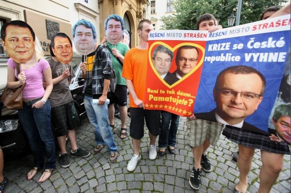 Obě konkurenční skupiny dorazily až k Úřadu vlády.