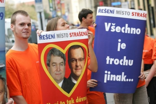 Mladí socialisté čekali na průvod před sídlem sociální demokracie.