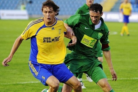 Srbský talent Nemanja Matič (ve žlutém) v utkání slovenské ligy.
