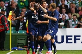 Fotbalisté Arsenalu oslavují po gólu Gallase.