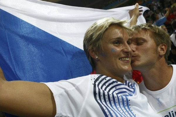 Sladká odměna od přítele, Barbora Špotáková slaví. Sladká odměna od přítele, Barbora Špotáková slaví.