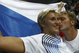 Sladk&aacute; odměna od př&iacute;tele, Barbora &Scaron;pot&aacute;kov&aacute; slav&iacute;.