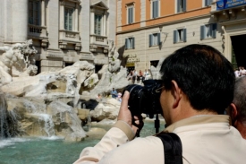 Japonští turisté u Fontány di Trevi.