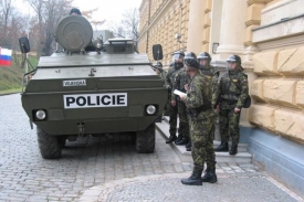 Vojensk&aacute; polici přijde o odbor proti korupci.