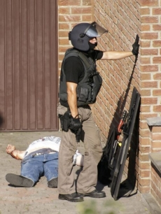 Ve Schwalmtalu se zabarikádoval důchodce, střílel kolem.