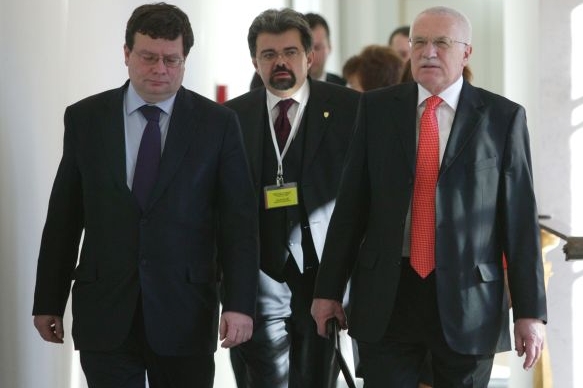 Hradní kancléř Jiří Weigl (uprostřed), jeden z aktérů kauzy Savoy.