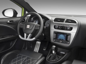 Vrcholn&yacute; model Cupra R potě&scaron;&iacute; řidiče efektn&iacute;mi pro&scaron;&iacute;van&yacute;mi anatomick&yacute;mi sedačkami.