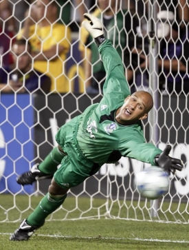 Brank&aacute;ř Evertonu Tim Howard bude cht&iacute;t na sobotn&iacute; debakl zapomenout.