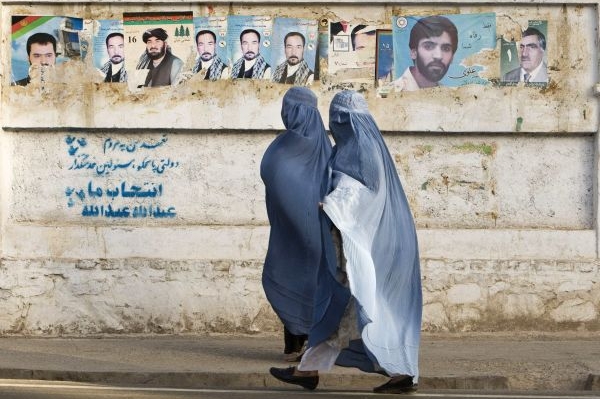 Volební plakáty na jihu Afghánistánu. Výsledek je předem téměř jistý. Volební plakáty na jihu Afghánistánu. Výsledek je předem téměř jistý.