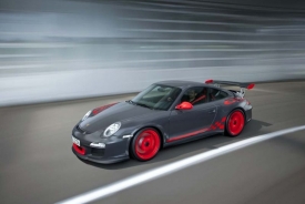 Z plochého šestiválce 3,8 litru se konstruktérům Porsche podařilo vydolovat výkon 450 koní bez pomoci přeplňování.