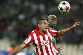 Cissého ubránili zadáci Atlética Madrid.