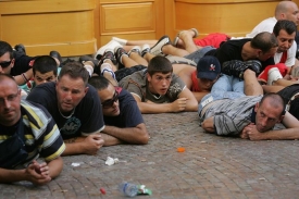 Na zemi a spoutaní. Srbští fanoušci po policejním zásahu.