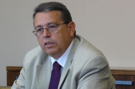 Hejtman Lubom&iacute;r Franc, chce zabr&aacute;nit st&aacute;vce. Nab&iacute;z&iacute; dohodu.