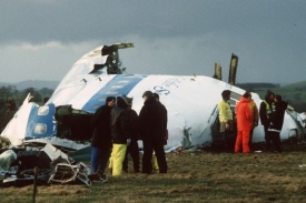 Vyšetřovatel u trosek letounu na poli u skotského Lockerbie.