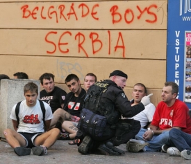 Belgrade boys. Konec výletu do Prahy - s pouty na rukou.