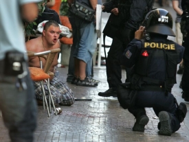 Emoce na pochodu. Zadržený srbský fanoušek a český policista.