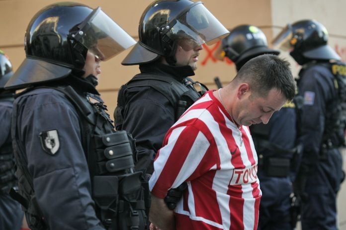 Srbští fanoušci neposlouchali. Policie zasáhla.