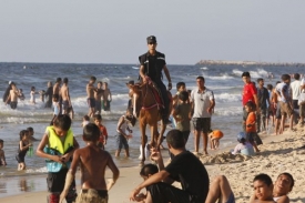 V P&aacute;smu Gazy uplatňuje Hamas tvrdou kontrolu. Zde policista na pl&aacute;ži.