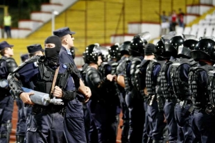 Policejní těžkooděnci měli na stadionu Dinama Bukurešť plno práce.