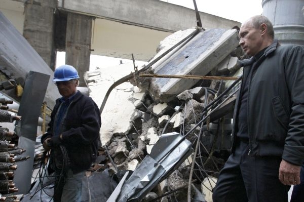 Ruský premiér Putin na obhlídne poškozené elektrárny.