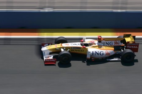 Fernando Alonso s renaultem na trati tréninku ve Valencii. Fernando Alonso s renaultem na trati tréninku ve Valencii.