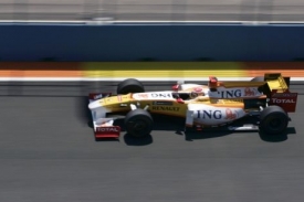 Fernando Alonso s renaultem na trati tr&eacute;ninku ve Valencii.