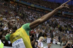 Usain Bolt trhá rekordy na stovce a dvoutovce. Usain Bolt trhá rekordy na stovce a dvoutovce.