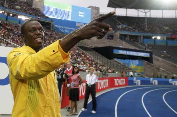 Usain Bolt láme rekordy na stovce a dvoutovce.