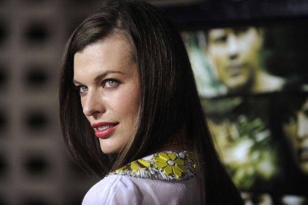 Mila Jovovichová si bere o deset let staršího režiséra Andersona.