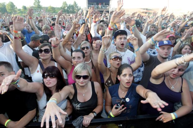 Místo fanoušků hip hopu jsou na místě festivalu pyrotechnici.