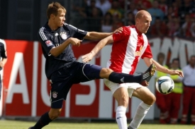 Miroslav Karhan bojuje s obranou Bayernu.