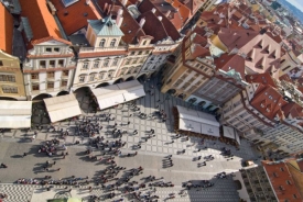 Tradičně narváno bývá na zahrádkách na Staroměstském náměstí. Tradičně narváno bývá na zahrádkách na Staroměstském náměstí.