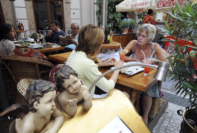 Centra českých měst se už téměř neobejdou bez zahrádek u restaurací.